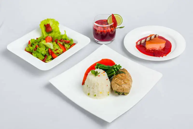 Un menú compuesto por ensalada, plato principal, bebida y postre