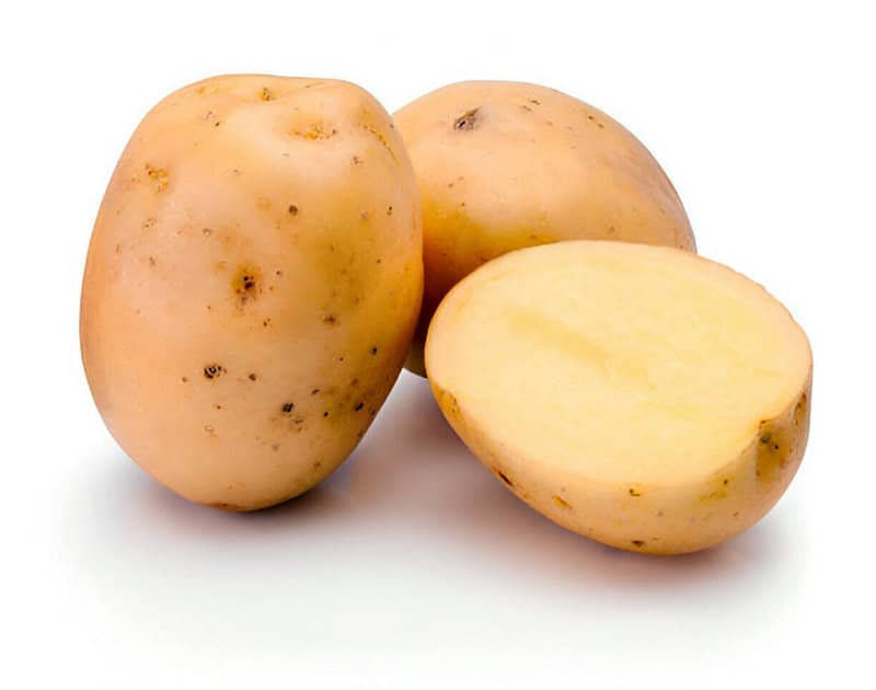 Tres patatas, una de ellas cortada por la mitas