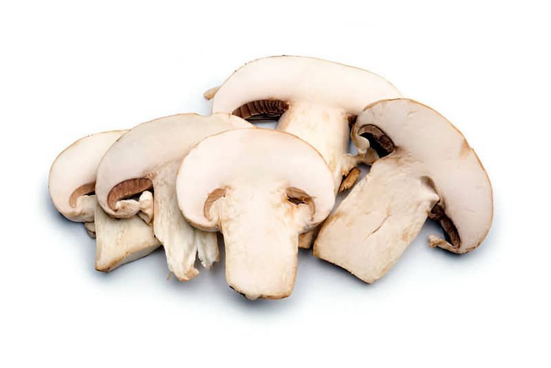 Cinco láminas de champiñón crudo