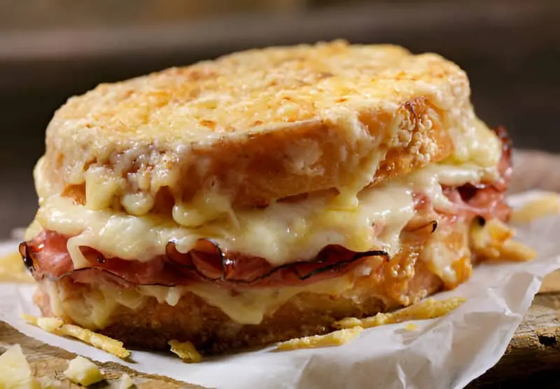 Un sándwich Croque Monsieur recién sacado del horno y listo para comer