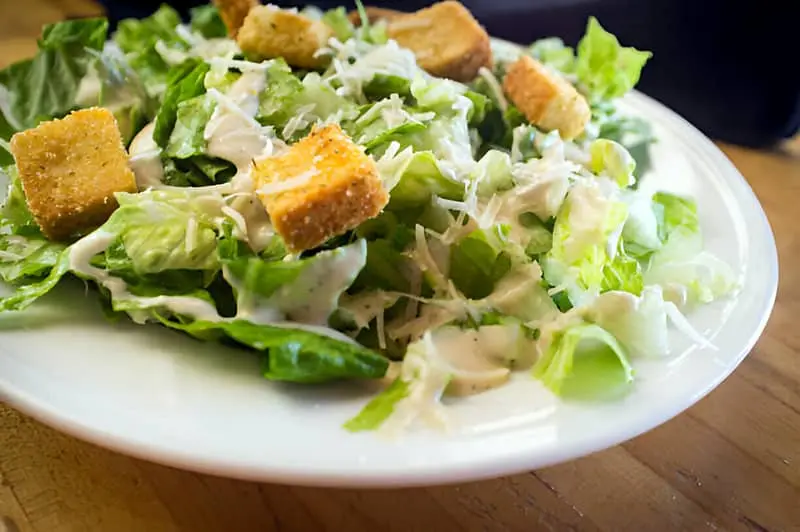 Un plato con ensalada césar tradicional
