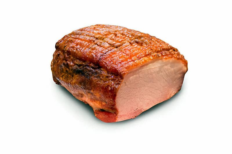 Un trozo de lomo de cerdo asado sobre un fondo blanco