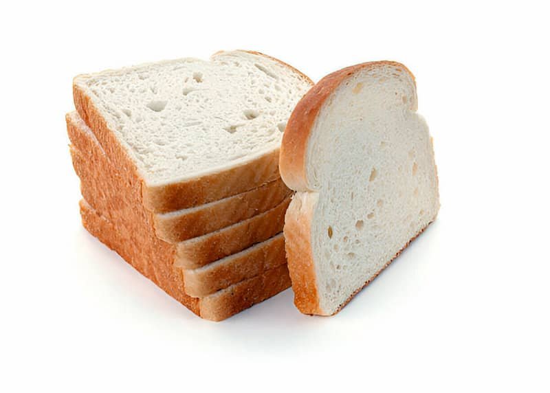 Seis rebanadas de pan de molde para preparar varios sánwiches Croque Monsieur