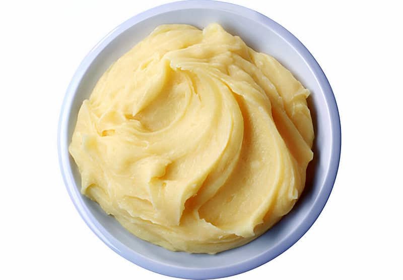 Un cuenco blanco con puré de patatas