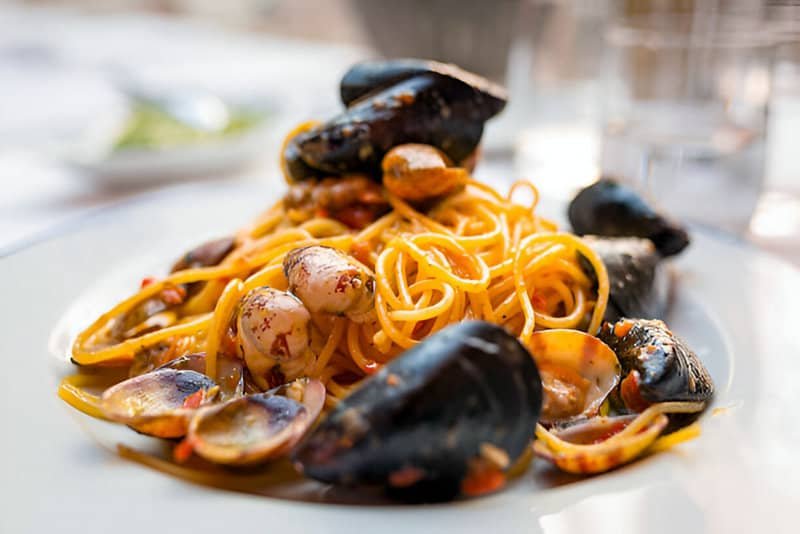Un plato de espaguetis con almejas y mejillones