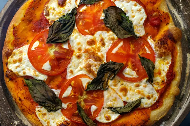 Una pizza de tomate y mozzarella