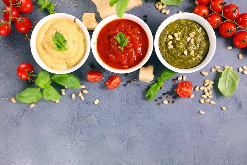 Tres tipos de salsa en tres cuencos