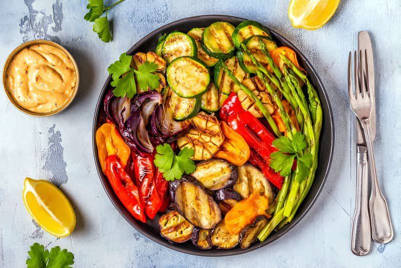Una bandeja con verduras a la parrilla