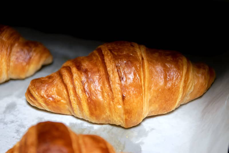 Primer plano de un croissant ya cocido