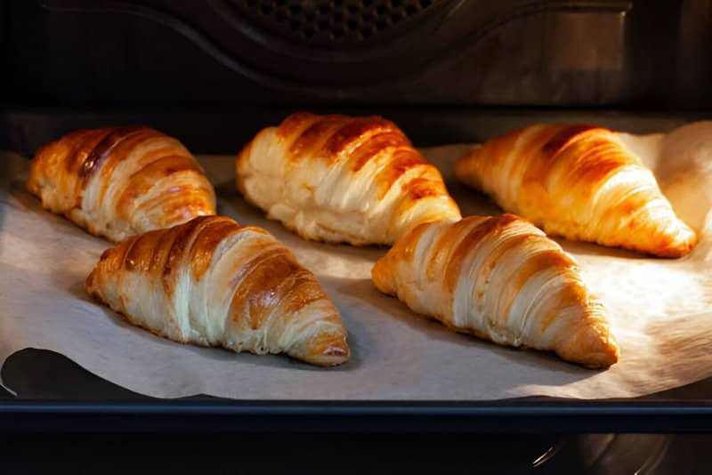 Primer plano de un croissant ya cocido